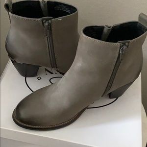 Steve Madden Wantagh Grey Leather Bootie